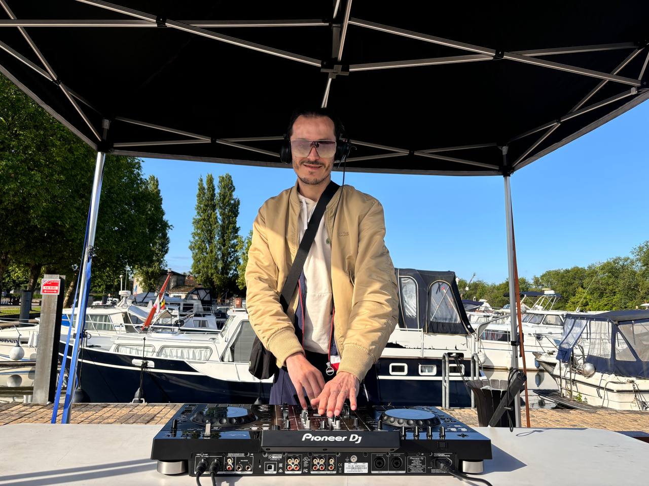 Marty Blind DJ pendant une prestation événementielle